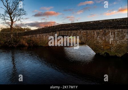Am Ufer des Flusses Ure zieht der Abend ein. Stockfoto