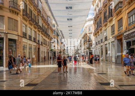 Malaga Spanien. Calle Marqués de Larios Malaga Fußgängerzone Hauptstraße, bedeckt mit Sonnenschirmen, Malaga, Andalusien, Spanien. Stockfoto