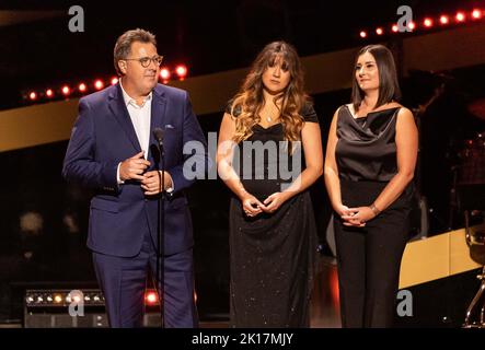 Nashville, USA. 12. September 2022. Vince Gill, Corrina Grant Gill und Jenny Gill Van Valkenburg während des CMT Giants: Vince Gill am 12. September 2022 im Fisher Center for the Performing Arts in Nashville, Tennessee. Foto: Amiee Stubbs Quelle: Imagespace/Alamy Live News Stockfoto