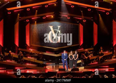 Nashville, USA. 12. September 2022. Vince Gill, Corrina Grant Gill und Jenny Gill Van Valkenburg während des CMT Giants: Vince Gill am 12. September 2022 im Fisher Center for the Performing Arts in Nashville, Tennessee. Foto: Amiee Stubbs Quelle: Imagespace/Alamy Live News Stockfoto