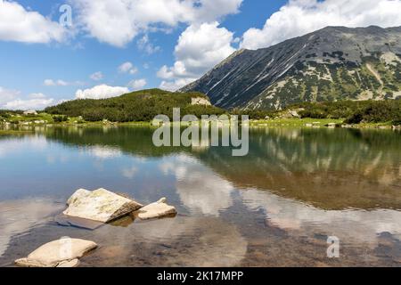 Erstaunliche Sommerlandschaft des Pirin Gebirges in der Nähe des Muratovo Sees, Bulgarien Stockfoto