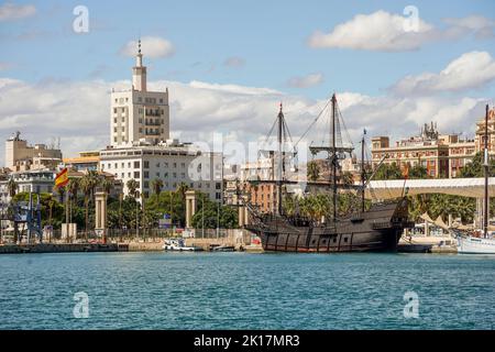 Drei Nachbildungen von alten Segelschiffen, Nao Victoria , Galeon Andalucia, Pascual Flores, die im Hafen von Malaga, Andalusien, Spanien, festgemacht sind. Stockfoto