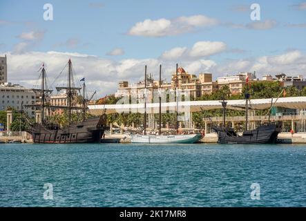 Drei Nachbildungen von alten Segelschiffen, Nao Victoria , Galeon Andalucia, Pascual Flores, die im Hafen von Malaga, Andalusien, Spanien, festgemacht sind. Stockfoto