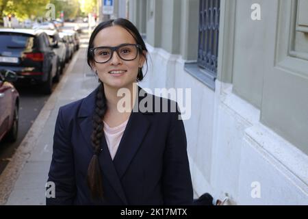 Junge hispanische Geschäftsfrau, die im Freien eine Brille trägt Stockfoto