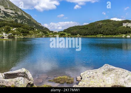 Erstaunliche Sommerlandschaft des Pirin Gebirges in der Nähe des Muratovo Sees, Bulgarien Stockfoto