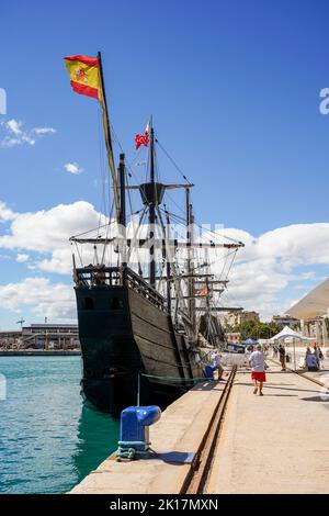 Altes Segelboot und andalusische Galeone, Nachbildung einer Galeone aus dem 16.-17. Jahrhundert, im Hafen von Malaga, Spanien. Stockfoto