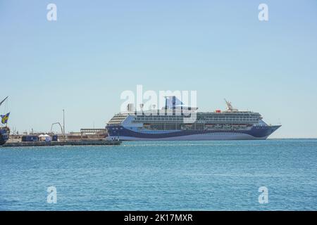 Moderne Kreuzfahrt-Linie, Kreuzfahrt-Schiff, TUI Marella Discovery 2 in im Hafen von Malaga, Costa del Sol, Spanien. Stockfoto