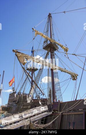 Andalusische Galeone, Segelnachbildung einer Galeone aus dem 16..-17.. Jahrhundert, vor Anker im Hafen von Malaga, Spanien. Stockfoto