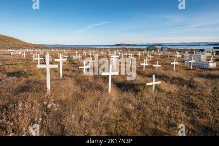 Weiße Kreuze des alten Friedhofs in Iqaluit, Nunavut am Rande des Arktischen Ozeans Stockfoto