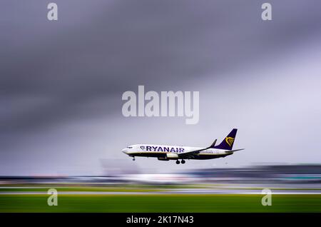 Dublin, Irland - 07 27 2021: Ryanair-Flugzeug bereitet sich auf die Landung am internationalen Flughafen Dublin vor. Stockfoto