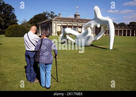 Älteres Paar fotografiert henry moore Skulptur in houghton Halle Nord norfolk england Stockfoto