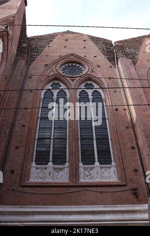 Architektonische Details, die an den Seitenfenstern der Kathedrale St. Pietro in Bologna festgehalten wurden Stockfoto