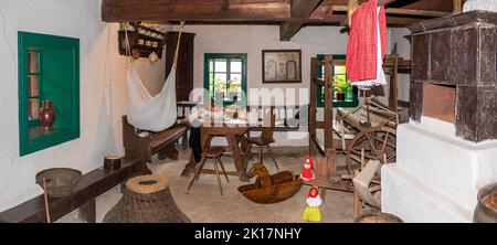 Traditionelles historisches Wohnzimmer in einem Fachwerkhaus aus dem 19.. Jahrhundert in Mitteleuropa Stockfoto