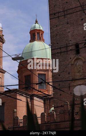 Ein genauerer Blick auf den Asinelli-Turm und den Garisenda-Turm Stockfoto