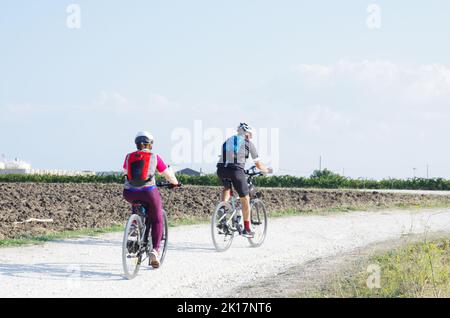 Vasto - Punta Aderci - Abruzzen - Radfahren ist eine zeitlose Leidenschaft, die uns in Kontakt mit der Natur bleiben lässt. Stockfoto