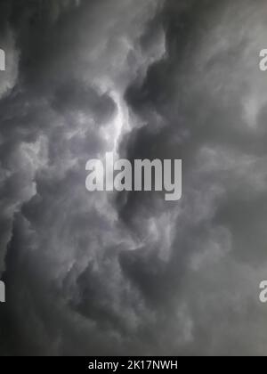 Der Himmel mit dunklen Gewitterwolken am Pune State Maharashtra India 09 03 2022 Stockfoto