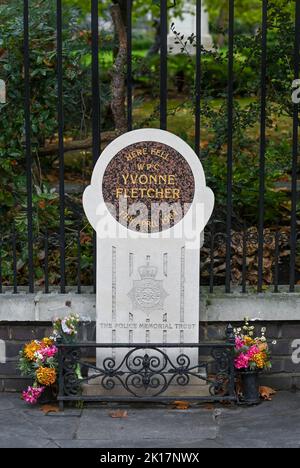 Denkmal für WPC Yvonne Fletcher auf dem St. James's Square London der britische PC Fletcher, 25, wurde am 17. April 1984 während eines Protestes von Anti-Gaddafi-Aktivisten vor der libyschen Botschaft getötet. Stockfoto