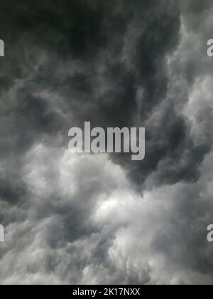 Der Himmel mit dunklen Gewitterwolken am Pune State Maharashtra India 09 03 2022 Stockfoto