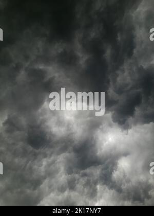 Der Himmel mit dunklen Gewitterwolken am Pune State Maharashtra India 09 03 2022 Stockfoto