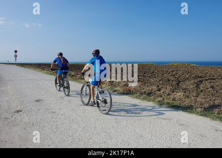 Vasto - Punta Aderci - Abruzzen - Radfahren ist eine zeitlose Leidenschaft, die uns in Kontakt mit der Natur bleiben lässt. Stockfoto