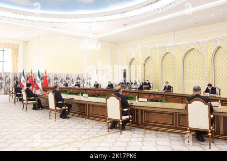 Samarkand, Usbekistan. 16. September 2022. Der chinesische Präsident XI JINPING trifft sich mit dem iranischen Präsidenten EBRAHIM RAISI im Forumlar Majmuasi Complex in Samarkand, Usbekistan, am 16. September 2022. Die SCO ist eine internationale Allianz, die 2001 in Shanghai gegründet wurde und aus China, Indien, Kasachstan, Kirgisistan, Russland, Pakistan, Tadschikistan, Usbekistan und vier Observer-Staaten, die daran interessiert sind, der Vollmitgliedschaft zu beitreten - Afghanistan, Belarus, Iran und die Mongolei. Kredit: ZUMA Press, Inc./Alamy Live Nachrichten Stockfoto