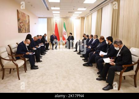 Samarkand, Usbekistan. 16. September 2022. Der weißrussische Präsident ALEXANDER LUKASCHENKO (CL) trifft sich mit dem iranischen Präsidenten EBRAHIM RAISI (CR) am 16. September 2022 im Forumlar Majmuasi Complex in Samarkand, Usbekistan. Die SCO ist eine internationale Allianz, die 2001 in Shanghai gegründet wurde und aus China, Indien, Kasachstan, Kirgisistan, Russland, Pakistan, Tadschikistan, Usbekistan und vier Observer-Staaten, die daran interessiert sind, der Vollmitgliedschaft zu beitreten - Afghanistan, Belarus, Iran und die Mongolei. Kredit: ZUMA Press, Inc./Alamy Live Nachrichten Stockfoto