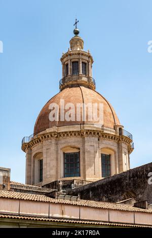 Die Kuppel der Kirche von San Nicolò l'Arena, Catania, Sizilien. Es wurde 1796 fertiggestellt, obwohl die Kirchenfassade noch unvollendet bleibt Stockfoto