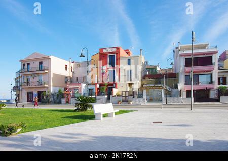 Lesina - Apulien - Gargano - Blick auf einige Häuser mit Blick auf den gleichnamigen See Stockfoto