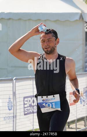 ISTANBUL, TURKIYE - 02. JULI 2022: Undefinierter Athlet, der während des Maltepe Water Sports Festival in der Laufkomponente des Aquathlon antritt Stockfoto
