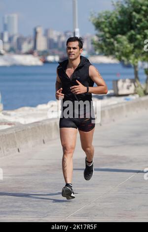 ISTANBUL, TURKIYE - 02. JULI 2022: Undefinierter Athlet, der während des Maltepe Water Sports Festival in der Laufkomponente des Aquathlon antritt Stockfoto