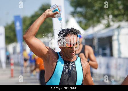 ISTANBUL, TURKIYE - 02. JULI 2022: Undefinierter Athlet, der während des Maltepe Water Sports Festival in der Laufkomponente des Aquathlon antritt Stockfoto