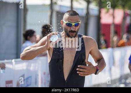 ISTANBUL, TURKIYE - 02. JULI 2022: Undefinierter Athlet, der während des Maltepe Water Sports Festival in der Laufkomponente des Aquathlon antritt Stockfoto