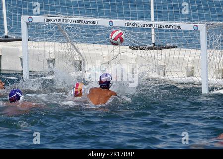 ISTANBUL, TURKIYE - 02. JULI 2022: Wasserball-Spiel während des Maltepe Water Sports Festival Stockfoto