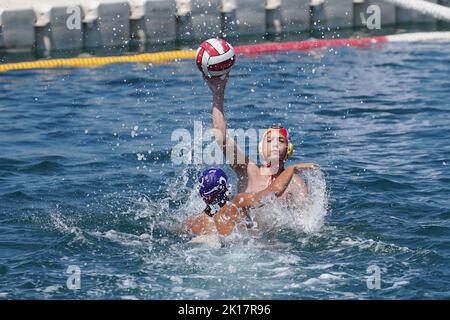 ISTANBUL, TURKIYE - 02. JULI 2022: Wasserball-Spiel während des Maltepe Water Sports Festival Stockfoto