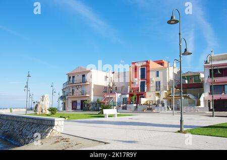 Lesina - Apulien - Gargano - Blick auf einige Häuser mit Blick auf den gleichnamigen See Stockfoto