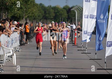 ISTANBUL, TURKIYE - 02. JULI 2022: Athleten, die während des Maltepe Water Sports Festival in der Laufkomponente des modernen Fünfkampfs antreten Stockfoto