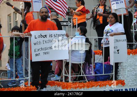 New York City, NY, USA - 10 2022. September: Die Parade zum Labor Day und der März: „Die Arbeit ist stärker mit ausgegrenzten Arbeitnehmern! Ausschlüsse, NEIN! Sicherheitsnetz, JA!“ Stockfoto