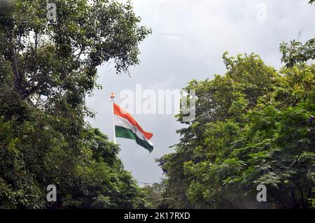 Neu-Delhi, Indien. 15. September 2022. Nationale Flagge während Cloud over City, in Ost-Delhi. Kredit: ZUMA Press, Inc./Alamy Live Nachrichten Stockfoto
