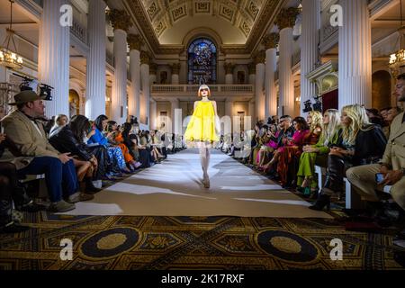 London, Großbritannien. 16. September 2022. Models auf dem Laufsteg während der Paul Costelloe Fashion Show, die im Rahmen der London Fashion Week im Mansion House in London stattfand. Bilddatum: Freitag, 16. September 2022. Bildnachweis sollte lauten: Matt Crossick/Empics/Alamy Live News Stockfoto