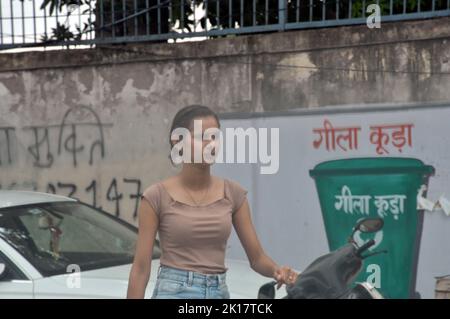 Neu-Delhi, Indien. 15. September 2022. Es gibt verschiedene Behälter von Abfällen wie nass, trocken, wiederverwendbar, gehalten in Ost-Delhi durch die Municipal Corporation. Während Cloud Over City, in Ost-Delhi. Kredit: ZUMA Press, Inc./Alamy Live Nachrichten Stockfoto