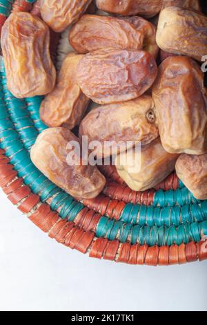 Traditionelle arabische Sukari-Datteln aus der Nähe mit Nüssen und arabischen Kräutern im Vollformat als Hintergrund Stockfoto