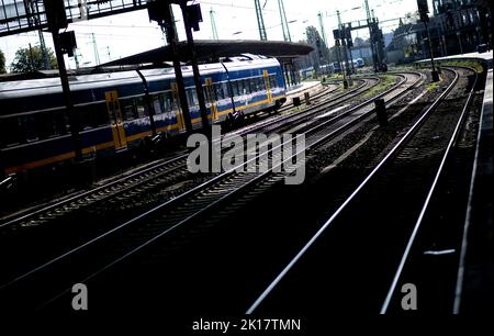 Bremen, Deutschland. 16. September 2022. Mehrere Gleise führen durch den Hauptbahnhof in der Innenstadt. Der Rail Day findet am 16. Und 17. September 2022 erstmals in Deutschland statt. Der Aktionstag wird von der gemeinnützigen Allianz pro Schiene e.V. koordiniert und in zahlreichen Städten werden Führungen und Rundfahrten mit historischen Zügen angeboten. Quelle: Hauke-Christian Dittrich/dpa/Alamy Live News Stockfoto