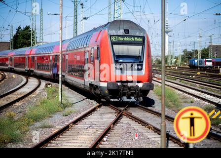 Bremen, Deutschland. 16. September 2022. Ein Regionalexpress der Deutschen Bahn (DB) mit dem Ziel Norddeich Mole verlässt den Hauptbahnhof. Der Rail Day findet am 16. Und 17. September 2022 erstmals in Deutschland statt. Der Aktionstag wird von der gemeinnützigen Allianz pro Schiene e.V. koordiniert und in zahlreichen Städten werden Führungen und Rundfahrten mit historischen Zügen angeboten. Quelle: Hauke-Christian Dittrich/dpa/Alamy Live News Stockfoto