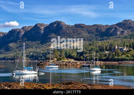 PLOCKTON WESTER ROSS SCHOTTLAND SPÄTSOMMER DUNCRAIG CASTLE THE BAY UND BOOTE AUF LOCH CARRON Stockfoto