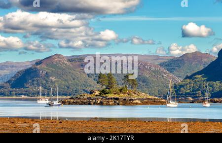 PLOCKTON WESTER ROSS SCHOTTLAND SPÄTSOMMER SGEIR BHUIDHE ISLAND UND YACHTEN, DIE AUF LOCH CARRON ANTÄUTEN Stockfoto