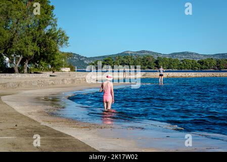 Zwei Frauen am Strand, Veli Iz, Insel Iz, Zadar Archipel, Dalmatien, Kroatien Stockfoto