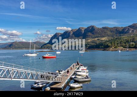 PLOCKTON WESTER ROSS SCHOTTLAND SPÄTSOMMER DER HAUPTPIER UND BOOTE AUF LOCH CARRON Stockfoto