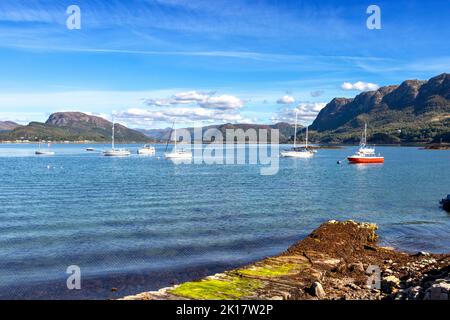 PLOCKTON WESTER ROSS SCHOTTLAND SPÄTSOMMER DER ALTE SLIPWAY UND BOOTE AUF LOCH CARRON Stockfoto