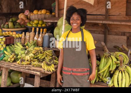 Porträt einer lächelnden afrikanischen Marktfrau Stockfoto