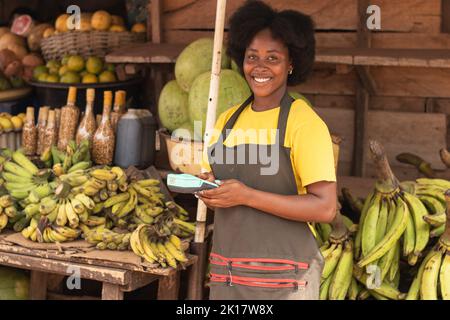 Porträt einer lächelnden Dame auf dem Markt Stockfoto